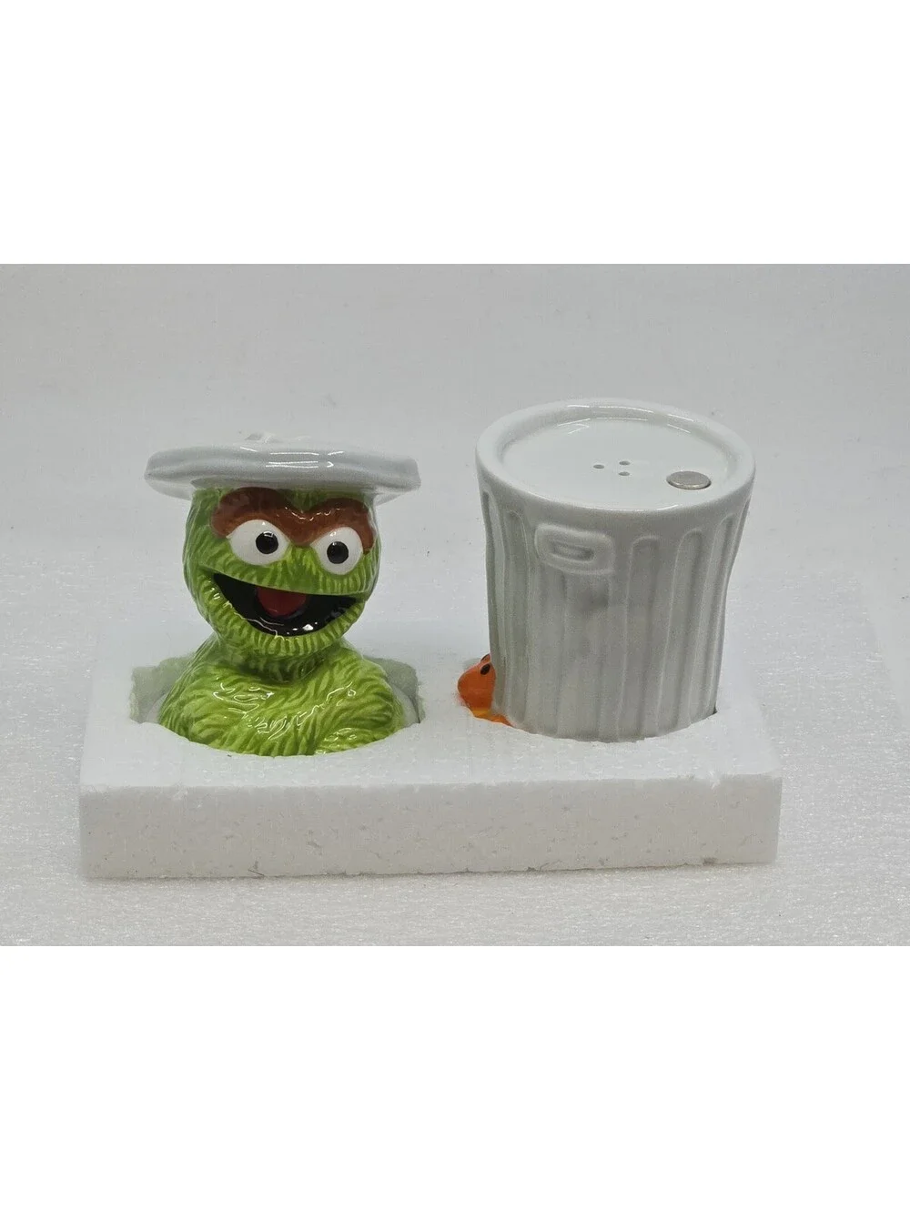 2018 Sesame Street Sculpted Ceramic Salt & Pepper Set Oscar